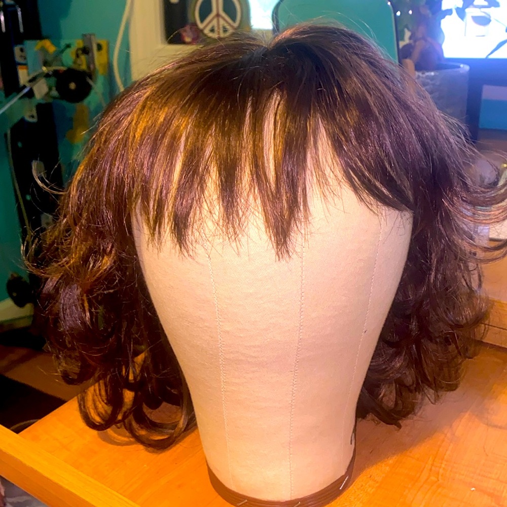 Medium length wig brown with highlights